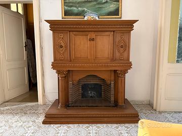 Mobile bar in legno intagliato con finto camino