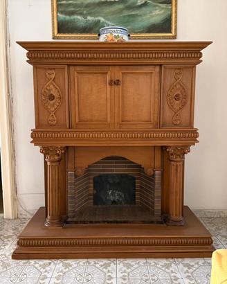 Mobile bar in legno intagliato con finto camino