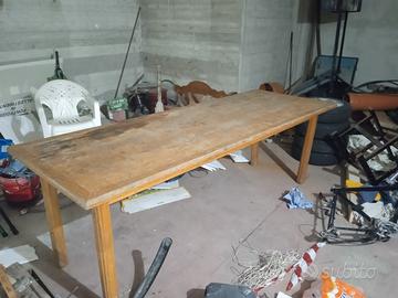 vecchio tavolo in legno 