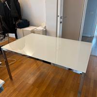 Tavolo in acciaio cromato e vetro