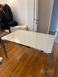 Tavolo in acciaio cromato e vetro