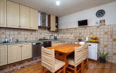 TRILOCALE SU DUE LIVELLI CON TAVERNA E BALCONE - Z