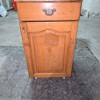 Mobiletto vintage  con asse da stiro a scomparsa.