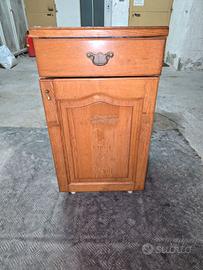 Mobiletto vintage  con asse da stiro a scomparsa.
