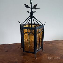Lanterna in ferro battuto con vetri ambrati
