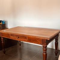 Tavolo in noce con cassetto