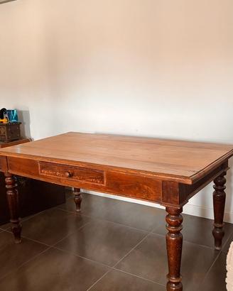 Tavolo in noce con cassetto