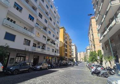 NEGOZIO A NAPOLI