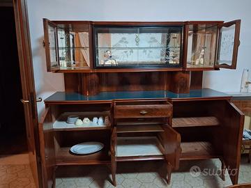 Credenza e tavolo con sedie
