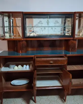 Credenza e tavolo con sedie