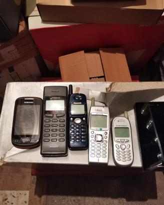 Lotto 5 vecchi cellulari