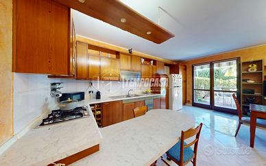 VILLA A SCHIERA 4 LOCALI CON GIARDINO TAVERNA E BO