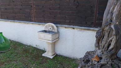 Fontana in cemento effetto pietra