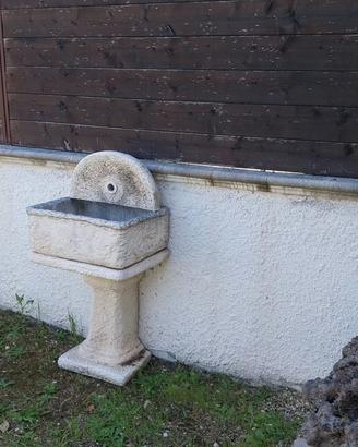 Fontana in cemento effetto pietra