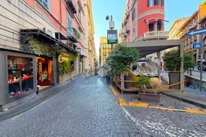 2 LOCALI A NAPOLI