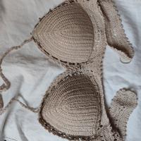 top uncinetto, reggiseno grigio