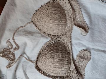 top uncinetto, reggiseno grigio