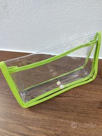 Trousse in plastica bordata in tessuto verde. 