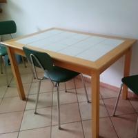 Tavolo da cucina in legno chiaro e piastrelle 