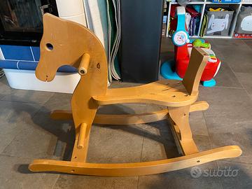 Cavallo a dondolo in legno