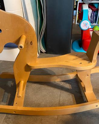 Cavallo a dondolo in legno