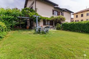 VILLA A SCHIERA CON AMPIO GIARDINO, TAVERNA E BOX