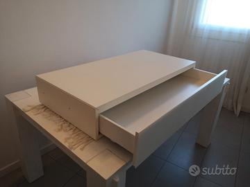 Scrivania e comodino sospesi 