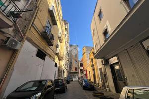 NEGOZIO A NAPOLI
