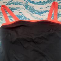 Costume intero donna più pareo. 