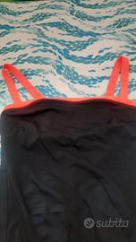 Costume intero donna più pareo. 