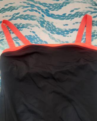 Costume intero donna più pareo. 