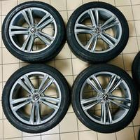 Quattro cerchi in lega da 18 pollici + quattro pne