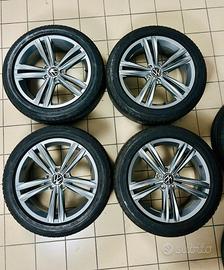 Quattro cerchi in lega da 18 pollici + quattro pne