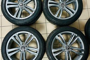 Quattro cerchi in lega da 18 pollici + quattro pne