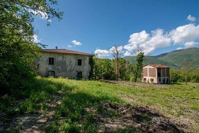 Casa indipendente di 250 m² con più di 5 locali a 