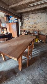 Tavolo grande in legno fatto a mano