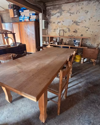 Tavolo grande in legno fatto a mano