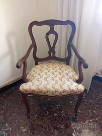 Poltroncina imbottita in legno