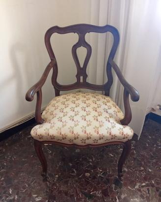 Poltroncina imbottita in legno