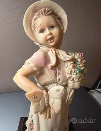 Fanciulla vintage con fiori in porcellana