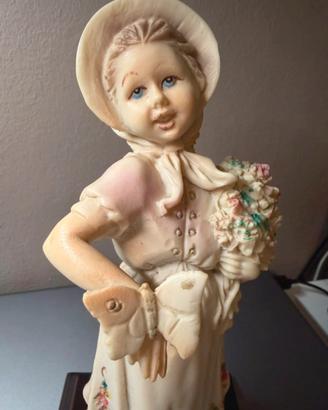 Fanciulla vintage con fiori in porcellana