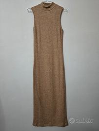 Abito lungo in maglia smanicato con collo alto