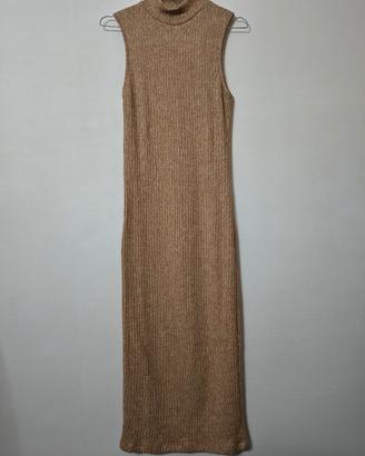 Abito lungo in maglia smanicato con collo alto