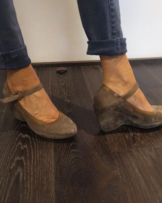 Scarpe in camoscio e pelle tortora