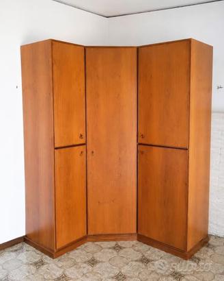 ARMADIO ANGOLARE IN LEGNO – CAPIENTE E ROBUSTO
