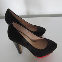 Décolleté in camoscio nero con plateau rosso