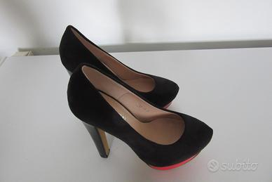 Décolleté in camoscio nero con plateau rosso