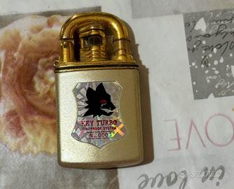 Accendino  a  forma  di  lucchetto  della Roma