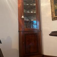 Angoliera in legno con vetrina