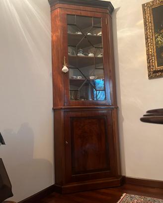 Angoliera in legno con vetrina